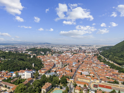 Casa singur in curte Schei