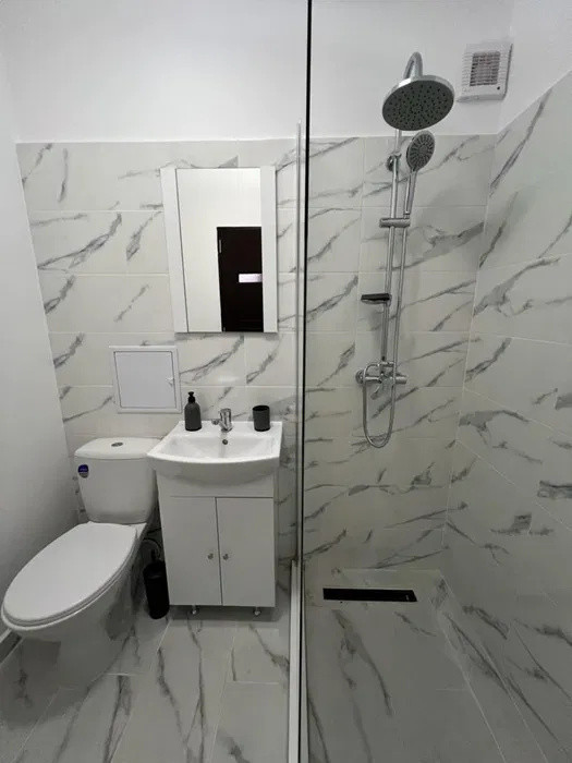 SE ÎNCHIRIAZĂ APARTAMENT SPAȚIOS CU 3 CAMERE – BLD. 1 DECEMBRIE 1918
