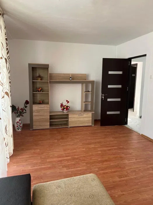SE ÎNCHIRIAZĂ APARTAMENT SPAȚIOS CU 3 CAMERE – BLD. 1 DECEMBRIE 1918