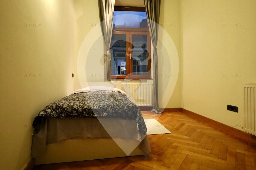 De vanzare apartament Piata Sfatului 3 Camere