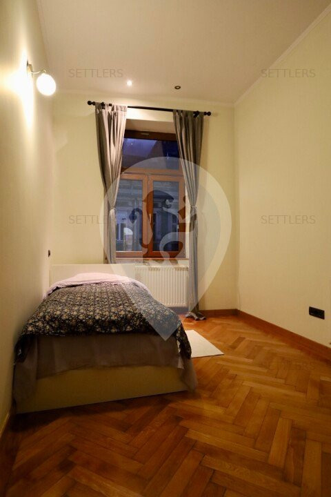 De vanzare apartament Piata Sfatului 3 Camere