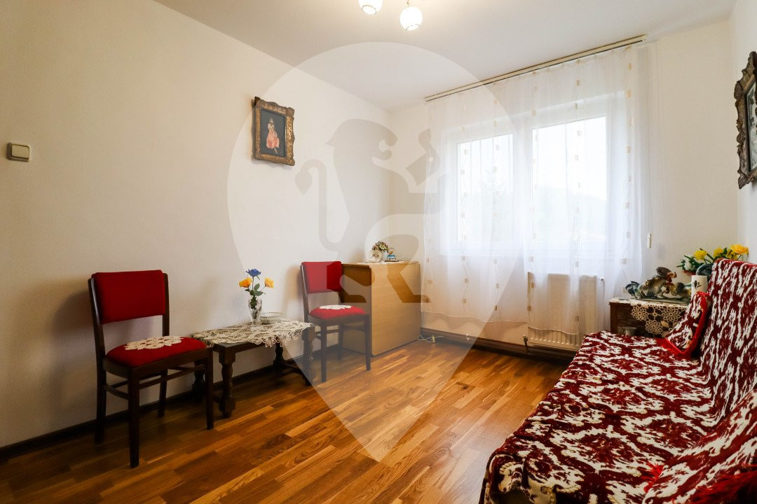 Apartament cu 3 camere de vanzare in Zarnest, str Ciucas 21